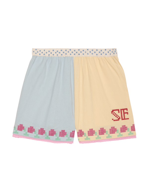 Myra Shorts - Baby Blue fra Sissel Edelbo. Myra Shorts har en løs og afslappet pasform og er lavet i 100% økologisk bomuld. De har en elastisk linning, der forbedrer den behagelige pasform, og har lommer i sidesømmene. Shortsene har fint korsstingbroderi og blondebånd, der pryder benåbningerne, hvilket skaber en poetisk og elegant detalje. Et par shorts, der indfanger nostalgi og tidløshed.
