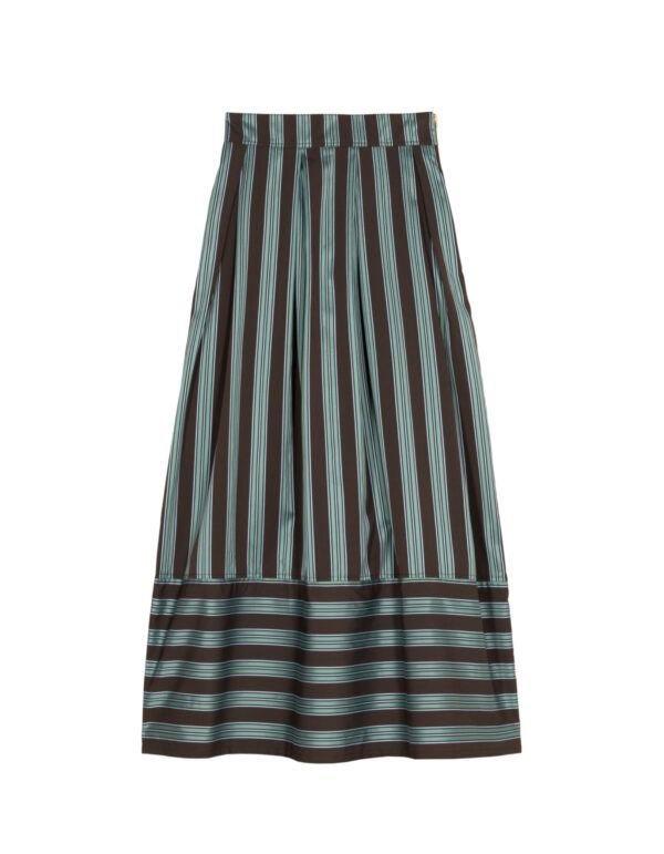 Baria Skirt - Licorice Stripe fra Apof. Baria Nederdel i Licorice Stripe har et grafisk og markant udtryk, hvor dybe mørke toner møder kølige grønne striber. Baria falder smukt med bløde læg, lukkes med lynlås i siden og skaber en elegant silhuet med kant. Baria Nederdel i Licorice Stripe er til dig, der elsker klassiske former med et grafisk twist. De lodrette striber giver et rankt og forlængende udtryk, mens de horisontale striber nederst skaber balance og tyngde i silhuetten.