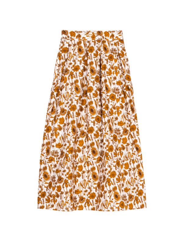 Baria Skirt - Mono Muse fra Apof. Baria Nederdel i Mono Muse har et poetisk, næsten illustrativt udtryk med et Liberty blomsterprint i varme, gyldne nuancer. Baria falder let og elegant med bløde læg, lukkes med lynlås i siden og giver silhuetten et roligt, feminint flow. Baria Nederdel i Mono Muse er en hyldest til detaljen - et Liberty blomsterprint, der folder sig ud som en håndtegnet fortælling i varme, afstemte toner. Det tætte mønster skaber dybde og bevægelse, mens den lange silhuet giver nederdelen et elegant og afbalanceret udtryk.
