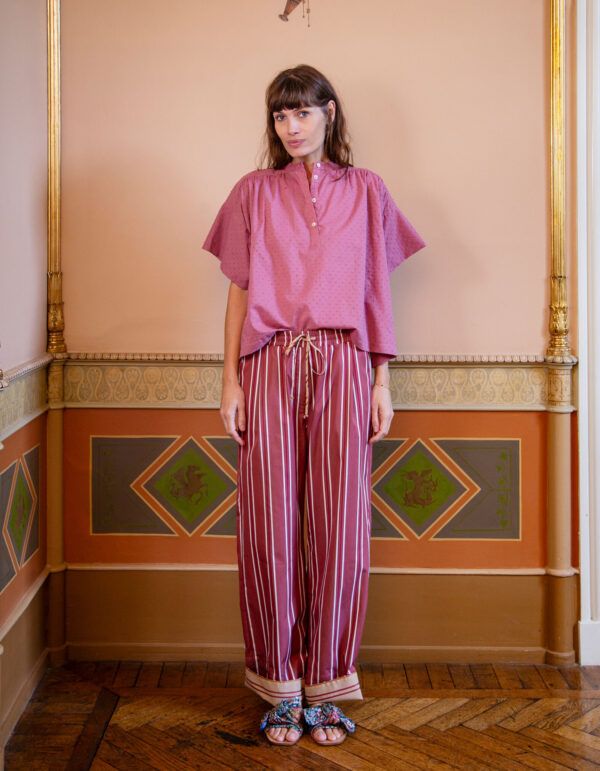 Fabia Pants - Berry Stripe fra Apof. Fabia Bukser i Berry Stripe er en let og luftig buks med lodrette striber i varme bærnuancer. Den har elastisk talje med bindebånd og vide ben, som giver et afslappet, men elegant fald. Fabia Bukser i Berry Stripe kombinerer komfort og karakter i én og samme silhuet. De lodrette striber forlænger benene visuelt og tilfører et grafisk udtryk, mens den elastiske talje med justerbart bindebånd sikrer en fleksibel og behagelig pasform.