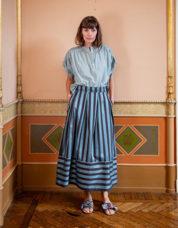Baria Skirt - Licorice Stripe fra Apof. Baria Nederdel i Licorice Stripe har et grafisk og markant udtryk, hvor dybe mørke toner møder kølige grønne striber. Baria falder smukt med bløde læg, lukkes med lynlås i siden og skaber en elegant silhuet med kant. Baria Nederdel i Licorice Stripe er til dig, der elsker klassiske former med et grafisk twist. De lodrette striber giver et rankt og forlængende udtryk, mens de horisontale striber nederst skaber balance og tyngde i silhuetten.